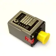 SYRACUSE TNR013 DPDT 2-second timer delay relay 115VAC with octal socket new!