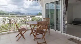 Sunny cottage, belle terrasse, proche et vue mer