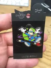 DISNEY PIN - Artist Choice 2000 #2 (Spaceman Mickey)