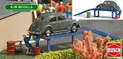 BNIB OO / HO BUSCH 7829 OIL CHANGE GARAGE SCENE - VW ON RAMP + FIGURE & OIL DRUM