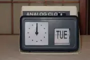 BLUE ANALOG CLOCK TIME & DAY NICE COMPACT SZ BATTERY POWERED w USER MANUAL