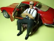 1/18 FIGURE ENZO FERRARI VROOM PAINTED FOR MINICHAMPS CMR CMC HOT WHEELS