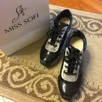 在飛比找蝦皮購物優惠-MISS SOFI 漆皮綁帶厚底休閒鞋