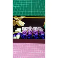 在飛比找蝦皮購物優惠-現貨 夾娃娃機商品 小熊+12朵玫瑰香皂花禮盒 紫三彩