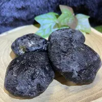 在飛比找momo購物網優惠-【Cozy 世界水晶原礦與茶】天狼星玻璃體隕石 25-1(可