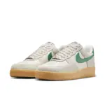 【KD-SHOP】NIKE AIR FORCE 1 07 LV8 米綠 焦糖底 AF1 女鞋 FQ8714-001