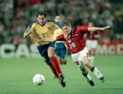 Michael Owen of England goes past Jorge Bermudez of Columbia durin- Old Photo