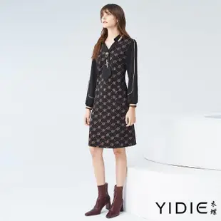 【YIDIE 衣蝶】英文字印花領巾造型雪紡洋裝-黑