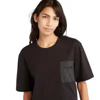 在飛比找ETMall東森購物網優惠-任-Timberland 女款黑色拼接口袋寬鬆短版短袖T恤A