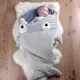 【西班牙製】鯊魚咬一口 BabyBites 100% 純棉手作嬰兒/幼兒睡袋|防踢被|包巾《標準版》卡其灰 (藍底)