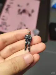 Diorama Scene Props Resin 1/64 Soldier Holding Gun Miniature Figure Painted Toys