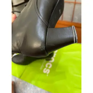 「 二手鞋 」 La New 女版皮革短靴 23.5cm（黑）鐵4-3