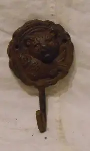 CAST IRON RUST FINISH BEAR HEAD WITH FISH ON ROUND TREE CUT COAT HOOK (1 HOOK)