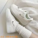 NIKE AIR FORCE 1 AF1 金屬 小勾 淡綠色 女鞋 環保材質 皮革 米白 FN8540-100