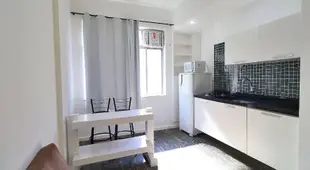 Sala e quarto com 2 banheiros para 5 pessoas em Copacabana!