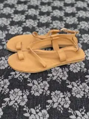 Hari Mari Chantik Flat Sandal Women's size 9 Tan Toe Ring