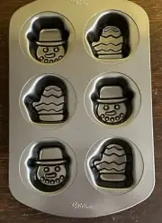 Wilton Christmas Muffin Pan Snowman/Mittens - Six Muffins