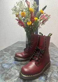 在飛比找Yahoo!奇摩拍賣優惠-正品 Dr.Martens 馬丁靴 20孔 酒紅色 短靴 馬