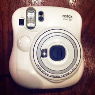 富士instax mini 25-白 (不含底片）只用過一次便宜賣❗️跟新的一樣❗️附防摔帶 鏡頭保護殼 特價2000