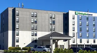 Holiday Inn Express & Suites Central Omaha