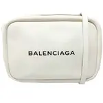 【BALENCIAGA 巴黎世家】489812 經典EVERYDAY系列品牌字母烙印小牛皮相機斜背包 (白色-S號)