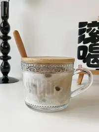 在飛比找松果購物優惠-高顏值玻璃杯帶蓋勺牛奶杯帶把手家用復古浮雕燕麥早餐杯子 (8