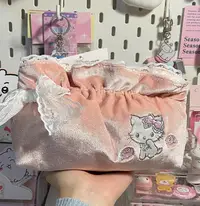 在飛比找Yahoo!奇摩拍賣優惠-三麗鷗 kitty 俏咪化妝包  kitty刺繡化妝包