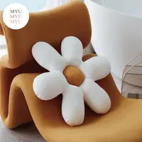 在飛比找momo購物網優惠-【MYUMYU 沐慕家居】六瓣花朵居家抱枕靠枕 莫蘭迪白色花