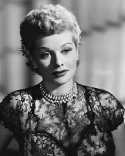 LUCILLE BALL LEGENDARY ENTERTAINER - 8X10 PUBLICITY PHOTO (ZZ-446)