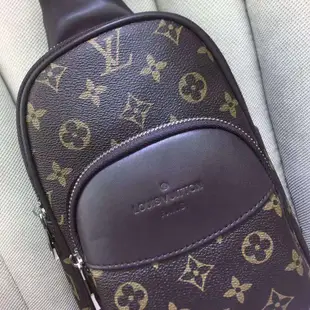 KK店二手 Louis Vuitton/LV路易威登男包 LV胸包 頭層牛皮胸前包 男士單肩斜挎包 軟皮包