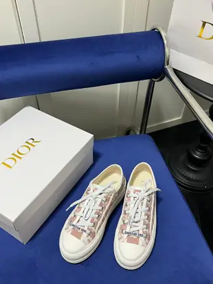 Dior 迪奧新品WALK'N'DIOR 厚底刺繡運動鞋 頂級這款 Walk'n'Dior 厚底運動鞋是一款NO11341