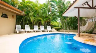 Charming unit that sleeps 4 - with pool - walking distance from Brasilito Beach