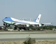 AIR FORCE ONE LANDS IN PALM SPRINGS, CALIFORNIA APRIL 2005 - 8X10 PHOTO (EP-838)