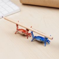 在飛比找蝦皮購物優惠-我就奇怪 日本熱賣 螃蟹筆架 創意筆托 可愛支架 舉重螃蟹 