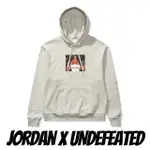 【NIKE 耐吉】服飾 JORDAN X UNDEFEATED 聯名款 男款 連帽上衣 照片T 帽T 長袖 灰色 DX6318-050