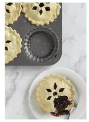 NIB Crate And Barrel Mini Pie Pan Set W 2 Sided Dough Cutter Lift & Serve