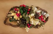 RUSTIC GRAPEVINE GOLD CHRISTMAS SWAG w/ HOLLY, BERRIES & PINECONES for HOLIDAYS