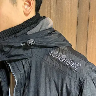 美國百分百【Superdry】極度乾燥 Arctic 風衣 連帽 防風外套 夾克 刷毛 男 全黑色 大尺碼 J950