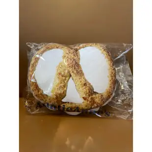 Auntie Anne’s蝴蝶餅造型小枕 / pretzel