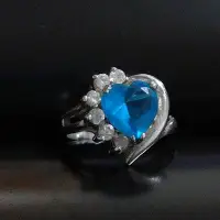 在飛比找Yahoo!奇摩拍賣優惠-【開運如意閣】J11風信子石戒指-亮如鑽的寶藍鋯石~造型鍍K