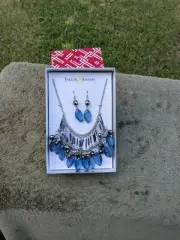 Vintage NIB Jaclyn Smith Blue And Silver Necklace And Earrings Set Brand New Old