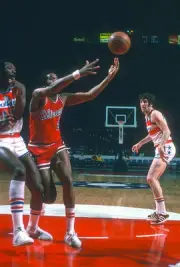 Chet Walker Chicago Bulls in action v the Capital Bullets at an N- 1974 Photo 1