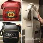 精品現貨 GUCCI 復古綠紅綠印花黑紅白三色荔枝牛皮日字郵差包 523591