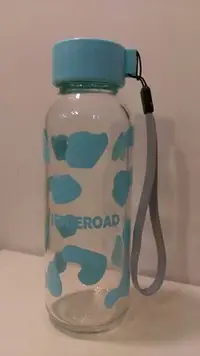 在飛比找Yahoo!奇摩拍賣優惠-SENSEROAD 可愛藍色乳牛花紋 輕巧玻璃水杯 玻璃瓶 
