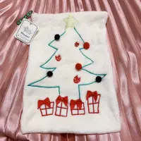 在飛比找蝦皮購物優惠-全新 日本專櫃 narue 聖誕節限定貓咪毛絨絨收納袋 聖誕