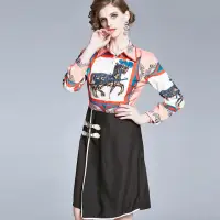 在飛比找momo購物網優惠-【a la mode 艾拉摩兒】紅框黃駿馬白側釦黑裙短洋裝(