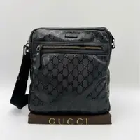 在飛比找PopChill優惠-[二手]  Gucci 黑色水晶皮滿版Logo郵差包 男斜背