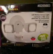 UTILITECH PRO WHITE SECURITY LED LIGHT MOTION-ACTIVATED 180° dusk/dawn
