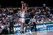 Larry Bird Boston Celtics shoots v Terry Catledge Orlando Magic pl- Old Photo