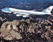 BOEING 747 US AIR FORCE ONE 8X10 PHOTO MOUNT RUSHMORE MONUMENT AIRPLANE FLY OVER